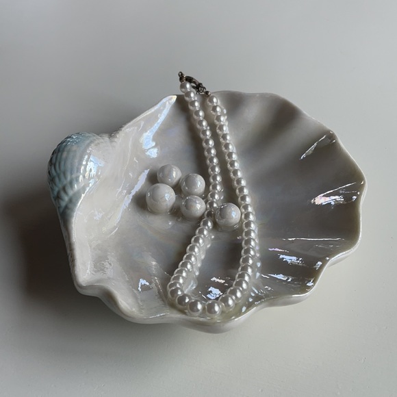 Vintage | Ceramic Porcelain Shell Jewelry Dish - Picture 2 of 10